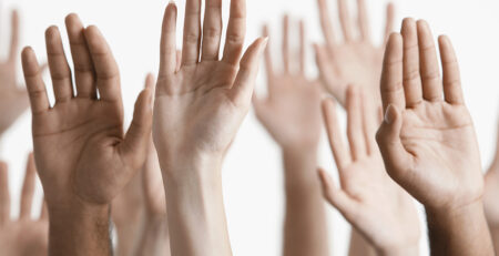 Alzata di mano, partecipazione