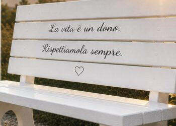 Una panchina bianca a Frosinone per ricordare le vittime della strada