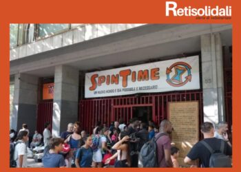 Spin Time evacuato per principio di incendio. Gli attivisti: «Una seconda notte in strada impensabile»